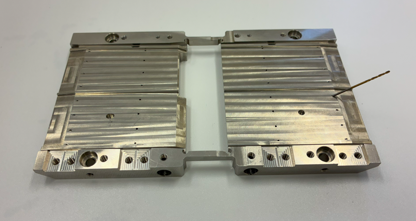 製作事例 材質 SUS304 サイズ 155x90x10 納期 10日 φ0.8の斜め穴加工などの、小径穴加工対応事例 有限会社木下製作所 木下製作所 部品加工 金属加工 機械加工 マシニングセンタ
